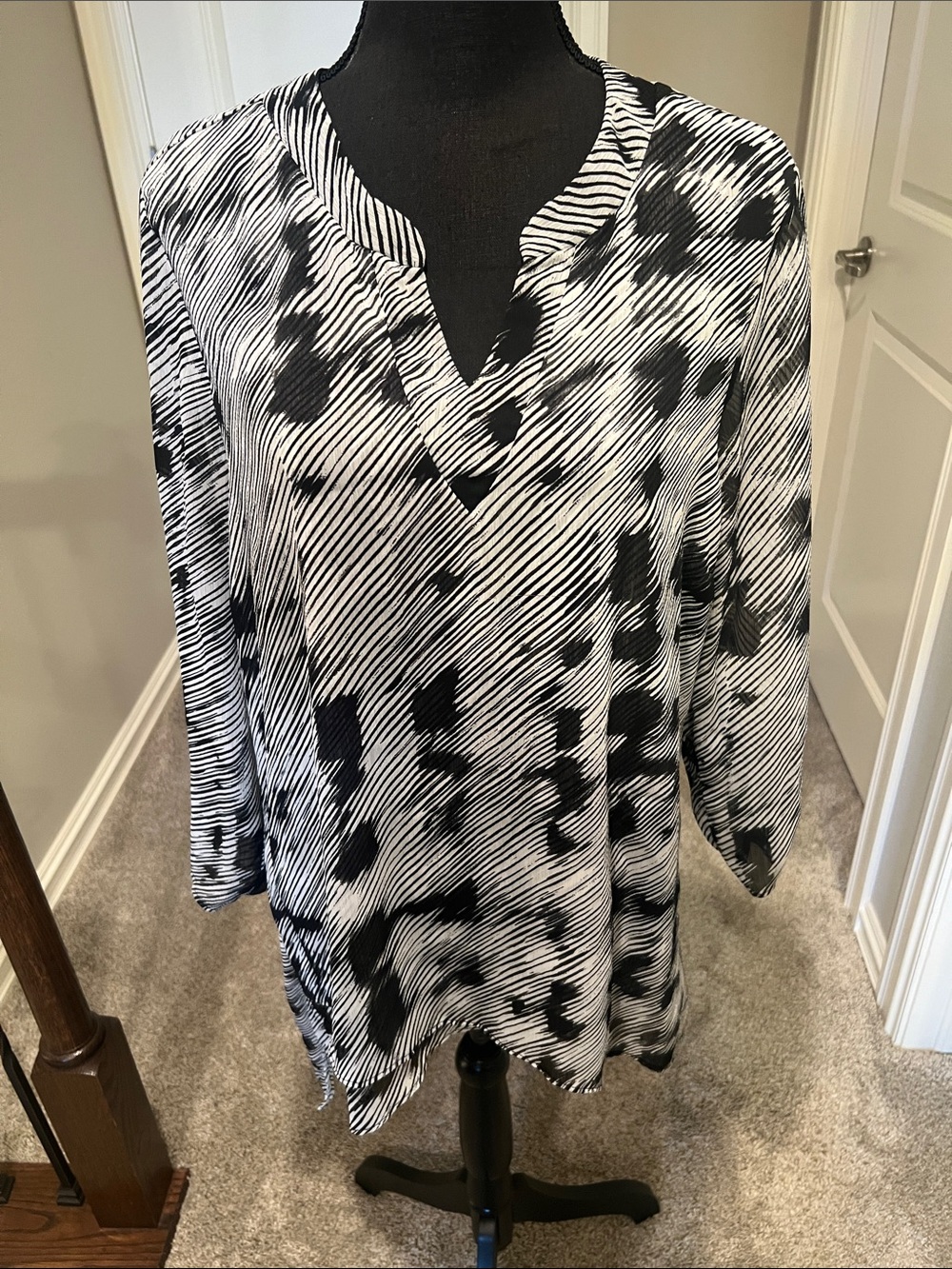 PerSeption Concept Black & White Abstract Stripe V-Neck Tunic